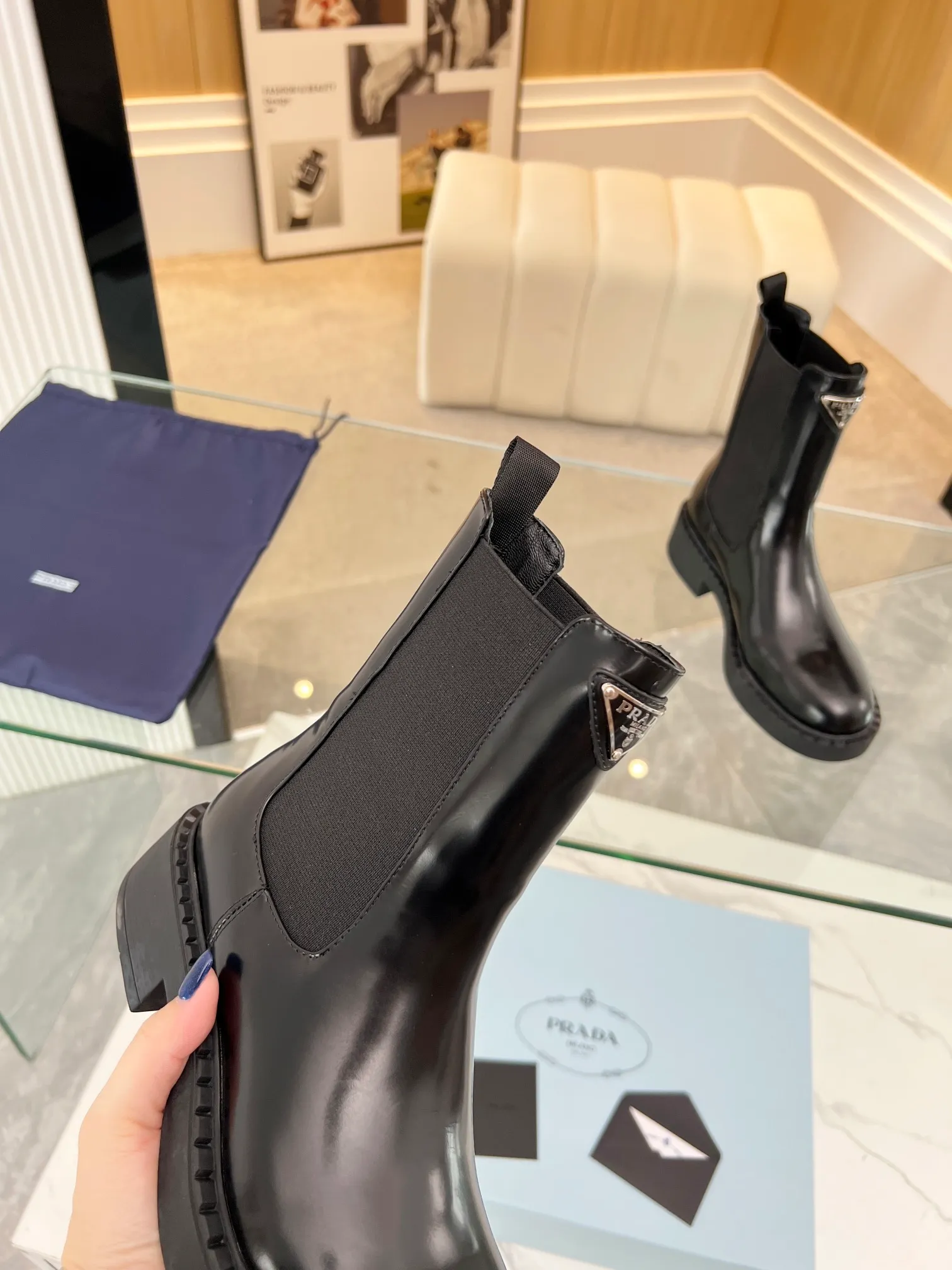 👟👟Ex-factory price 640👟👟 Top quality🔝2023 SSS launches Prada short boots series🌲🌲 🆚🆚🆚 💥PRADA's early autumn and winter T-stage catwalk show is the same style as "Dreams never sleep". Prada can use it on important occasions. The fresh style has a little extravagant feeling, and it is perfect on the feet. 💃💃Wear it with these shoes. Elegant, crystal clear, and various accessories and materials are exclusively customized one-to-one, so that there is no distance from the original version. The entire series is a combination of exciting and unexpected elements, allowing you to appreciate the ever-changing style of the Prada girl. 1⃣ Upper: Imported calfskin 🔴Cow patent leather ����Open edge beaded cowhide 🔴Inner lining: Imported sheepskin lining 3⃣Outsole: Original Italian outsole Color supply, code number 35-41